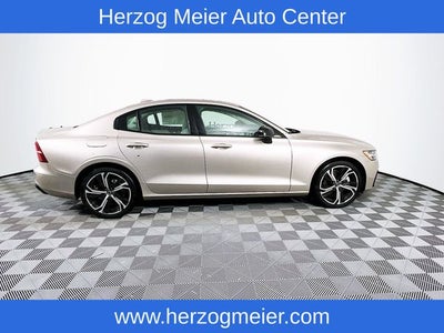2024 Volvo S60 B5 Core Dark Theme