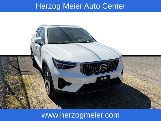 2025 Volvo XC40 B5 Plus Bright Theme