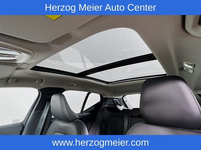 2025 Volvo XC40 B5 Plus Bright Theme