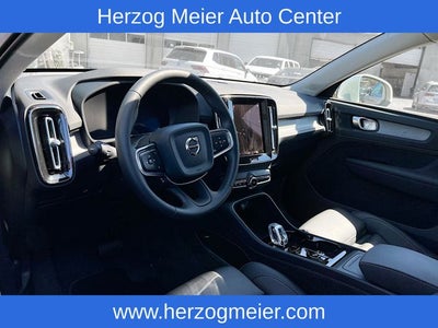 2025 Volvo XC40 B5 Plus Bright Theme
