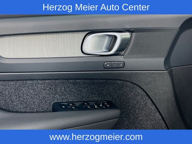 2025 Volvo XC40 B5 Core