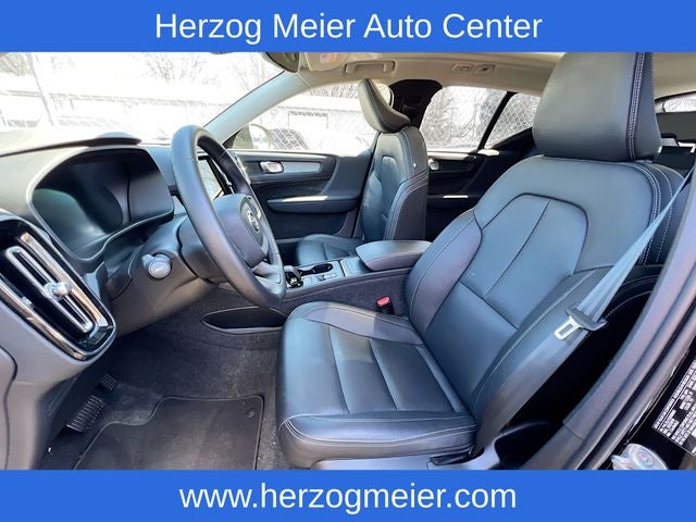 2025 Volvo XC40 B5 Core