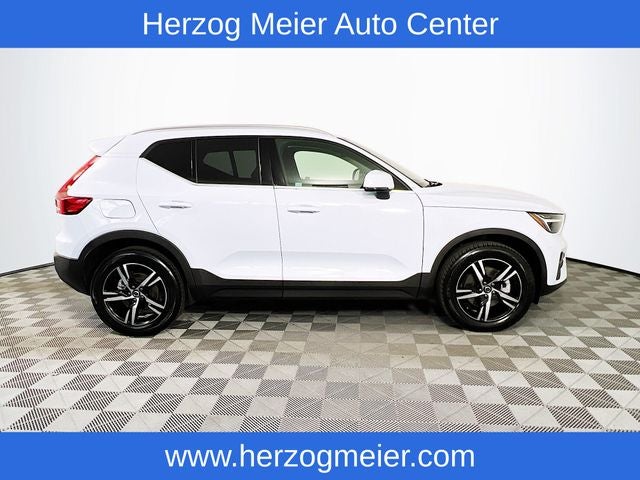 2025 Volvo XC40 B5 Core