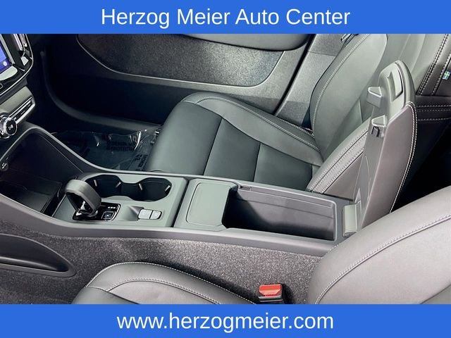 2025 Volvo XC40 B5 Core