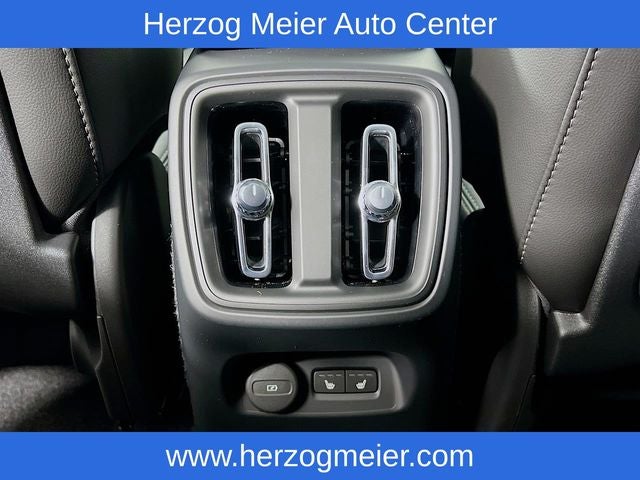 2025 Volvo XC40 B5 Core