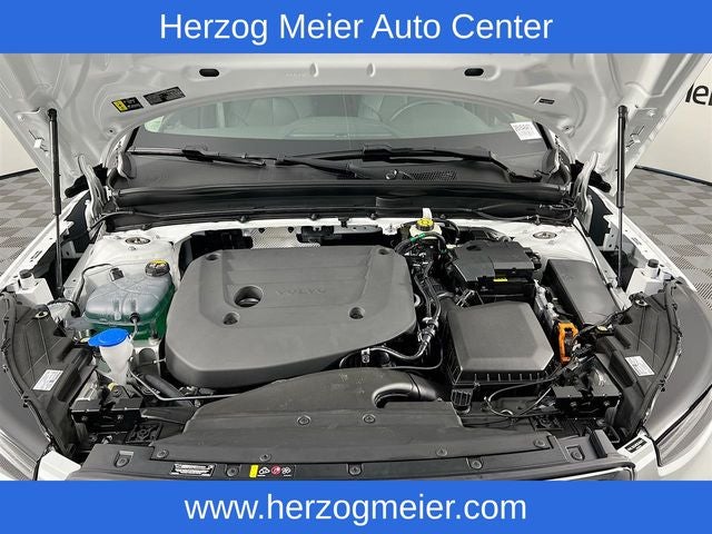 2025 Volvo XC40 B5 Core