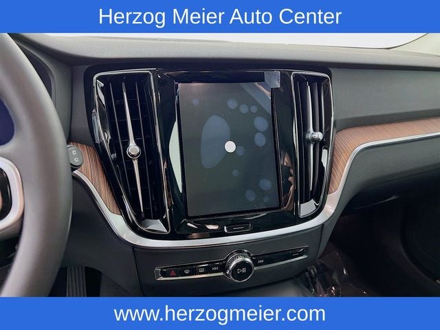 2025 Volvo V60 Cross Country B5 Plus