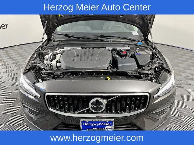 2025 Volvo V60 Cross Country B5 Plus