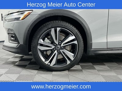2025 Volvo V60 Cross Country B5 Plus