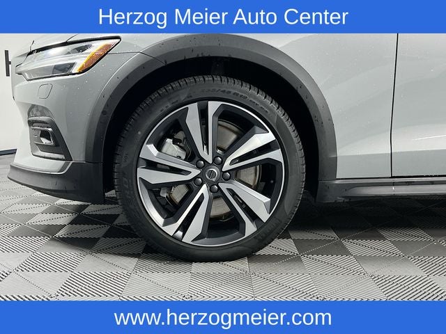2025 Volvo V60 Cross Country B5 Plus