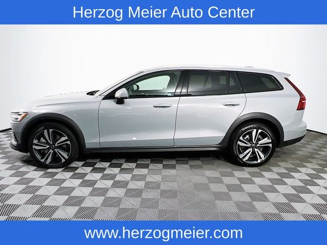 2025 Volvo V60 Cross Country B5 Plus