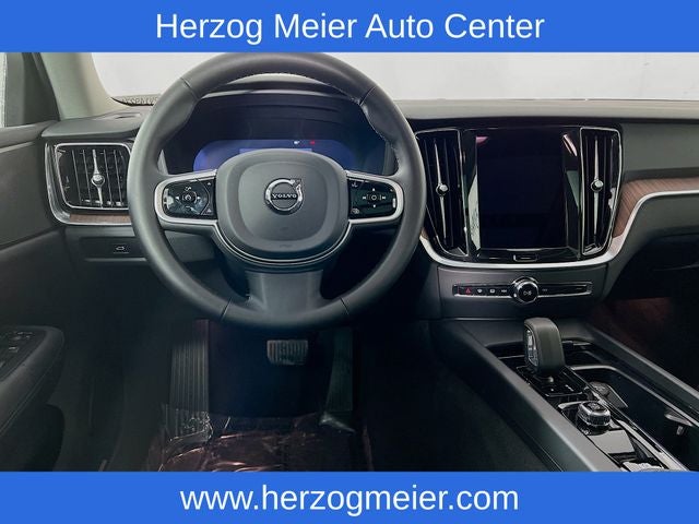 2025 Volvo V60 Cross Country B5 Plus