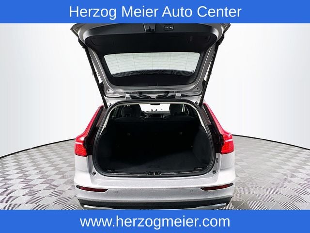 2025 Volvo V60 Cross Country B5 Plus