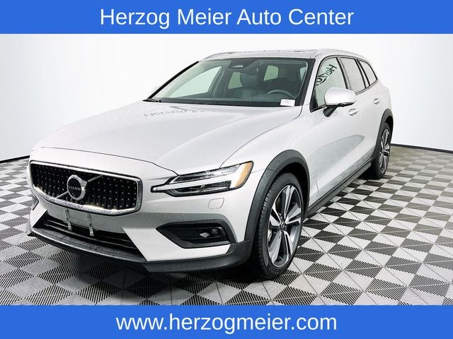 2025 Volvo V60 Cross Country B5 Plus