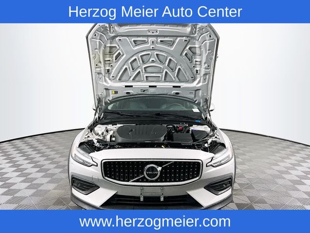 2025 Volvo V60 Cross Country B5 Plus