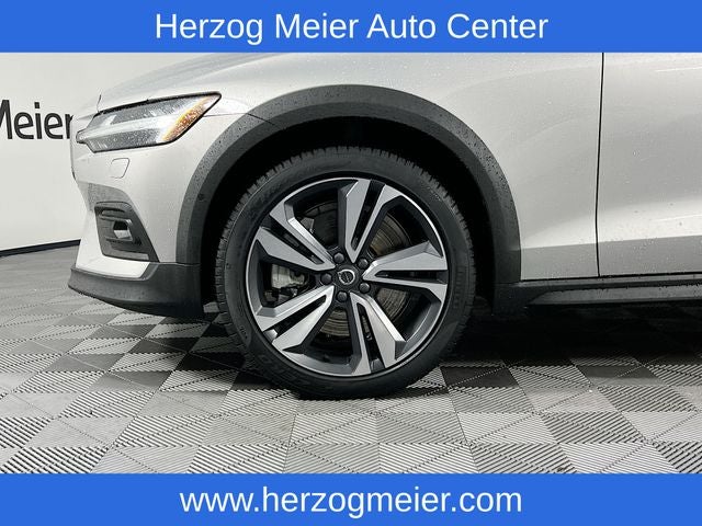 2025 Volvo V60 Cross Country B5 Plus
