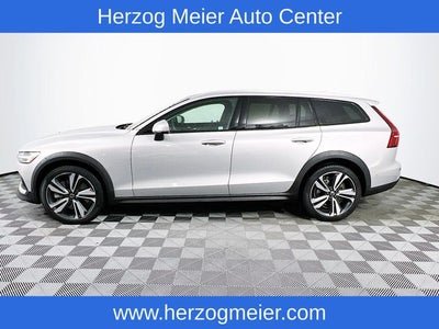 2025 Volvo V60 Cross Country B5 Plus