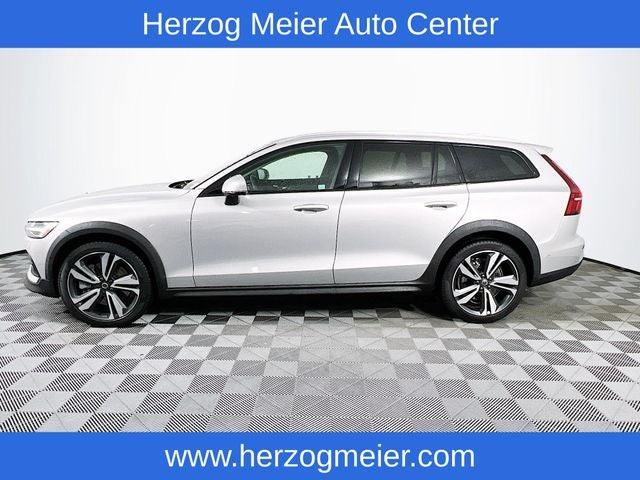 2025 Volvo V60 Cross Country B5 Plus