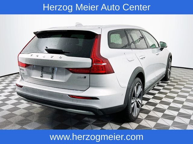 2025 Volvo V60 Cross Country B5 Plus