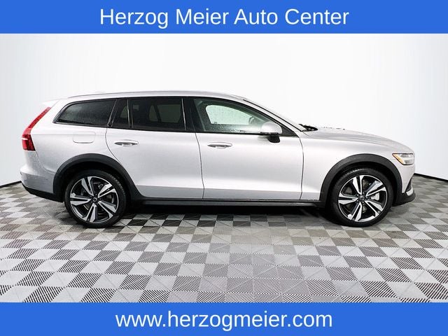 2025 Volvo V60 Cross Country B5 Plus